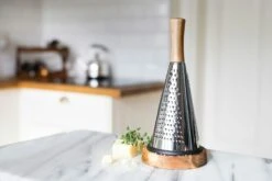 Dorre Rita Grater, Stainless Steel/Acacia Wood -Keukengerei Winkel dorre rita grater stainless steel acacia wood 4