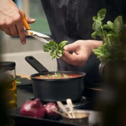 Fiskars Hard Face Saucepan, 1,8 L 12 Fiskars Hard Face Saucepan, 1,8 L -Keukengerei Winkel fiskars hard face saucepan 12