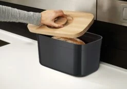 Joseph Joseph Bread Box With Cutting Board, Black 9 Joseph Joseph Bread Box With Cutting Board, Black -Keukengerei Winkel joseph joseph bread bin with bamboo chopping board 14