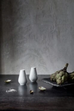 Lyngby Porcelæn Rhombe Salt & Pepper Set, White 7 Lyngby Porcelæn Rhombe Salt & Pepper Set, White -Keukengerei Winkel lyngby porceln rhombe salt pepper set white 4
