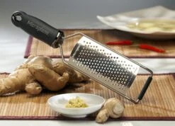 Microplane Gourmet Grater, Coarse -Keukengerei Winkel microplane gourmet grater coarse 4