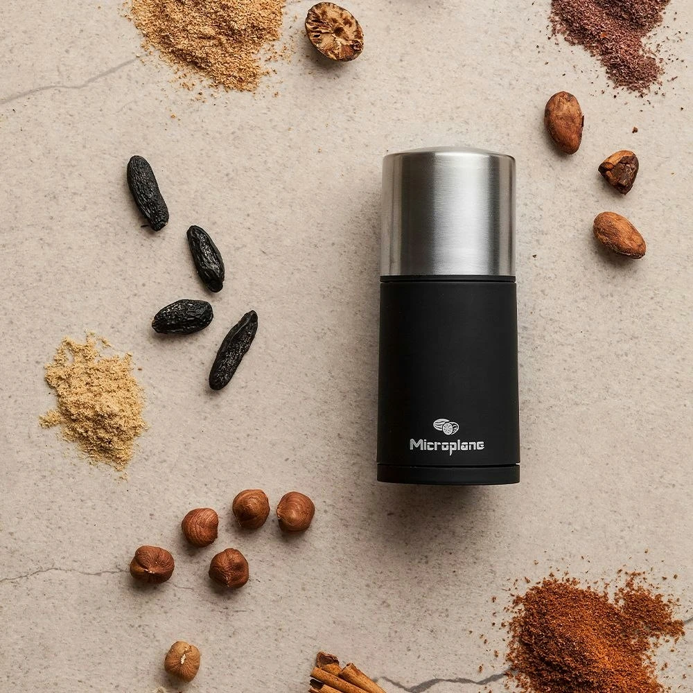 Microplane Kruidenmolen, Zwart / Roestvrij Staal 7 Microplane Kruidenmolen, Zwart / Roestvrij Staal - Afbeelding 5
