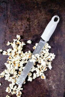 Microplane Premium Classic Zesteur, Beige -Keukengerei Winkel microplane premium classic series zesteur 25