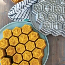 Nordic Ware Honeycomb Pull-Apart Bundt Pan 7 Nordic Ware Honeycomb Pull-Apart Bundt Pan -Keukengerei Winkel nordic ware nordic ware honeycomb pull apart bundt pan 4