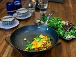 Satake Frying Pan Lightweight Cast Iron, Honeycomb Non-stick 26 Cm 7 Satake Frying Pan Lightweight Cast Iron, Honeycomb Non-stick 26 Cm -Keukengerei Winkel satake frying pan lightweight cast iron honeycomb non stick 10 1