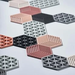 Zone Denmark Triangle Trivet Small, Cool Grey -Keukengerei Winkel zone denmark triangles trivet nordic sky 8 1